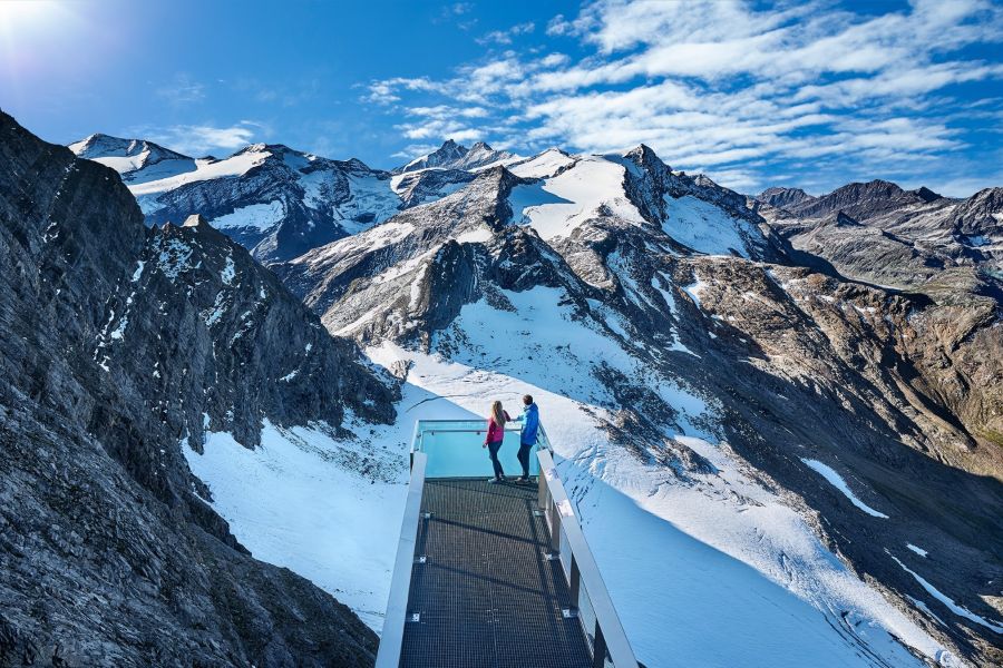 Paar auf der Aussichtsplattform Nationalpark Gallery am Kitzsteinhorn