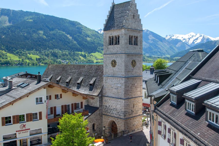 Stadtpfarrkirche St. Hippolyt in Zell am See mit Blick auf den Zeller See