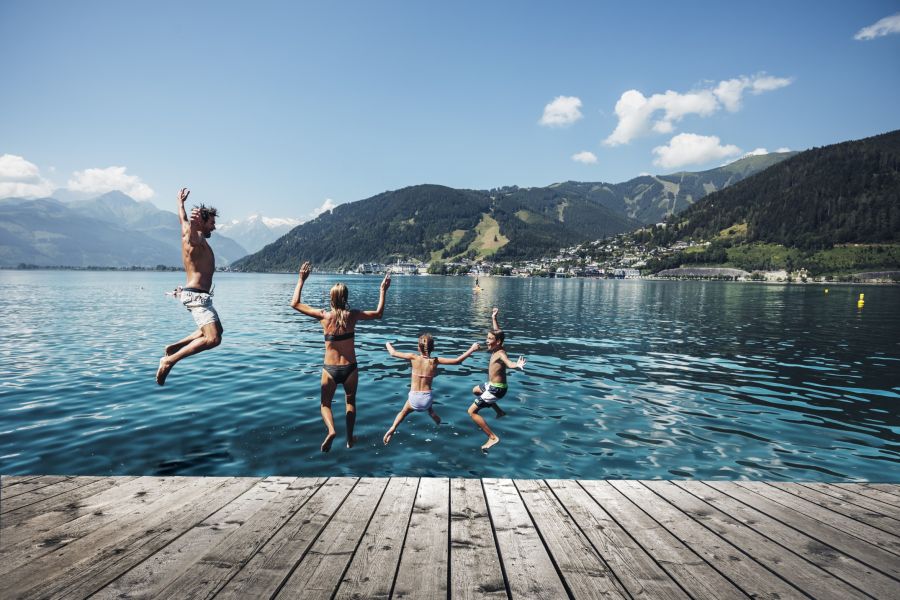 Familie springt von einem Steg in den Zeller See