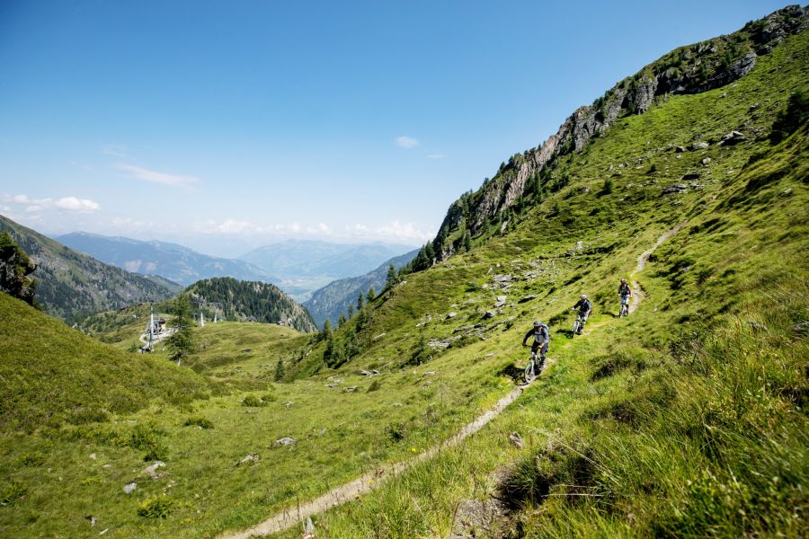 Mountainbiker auf einem alpinen Trail bei Zell am See