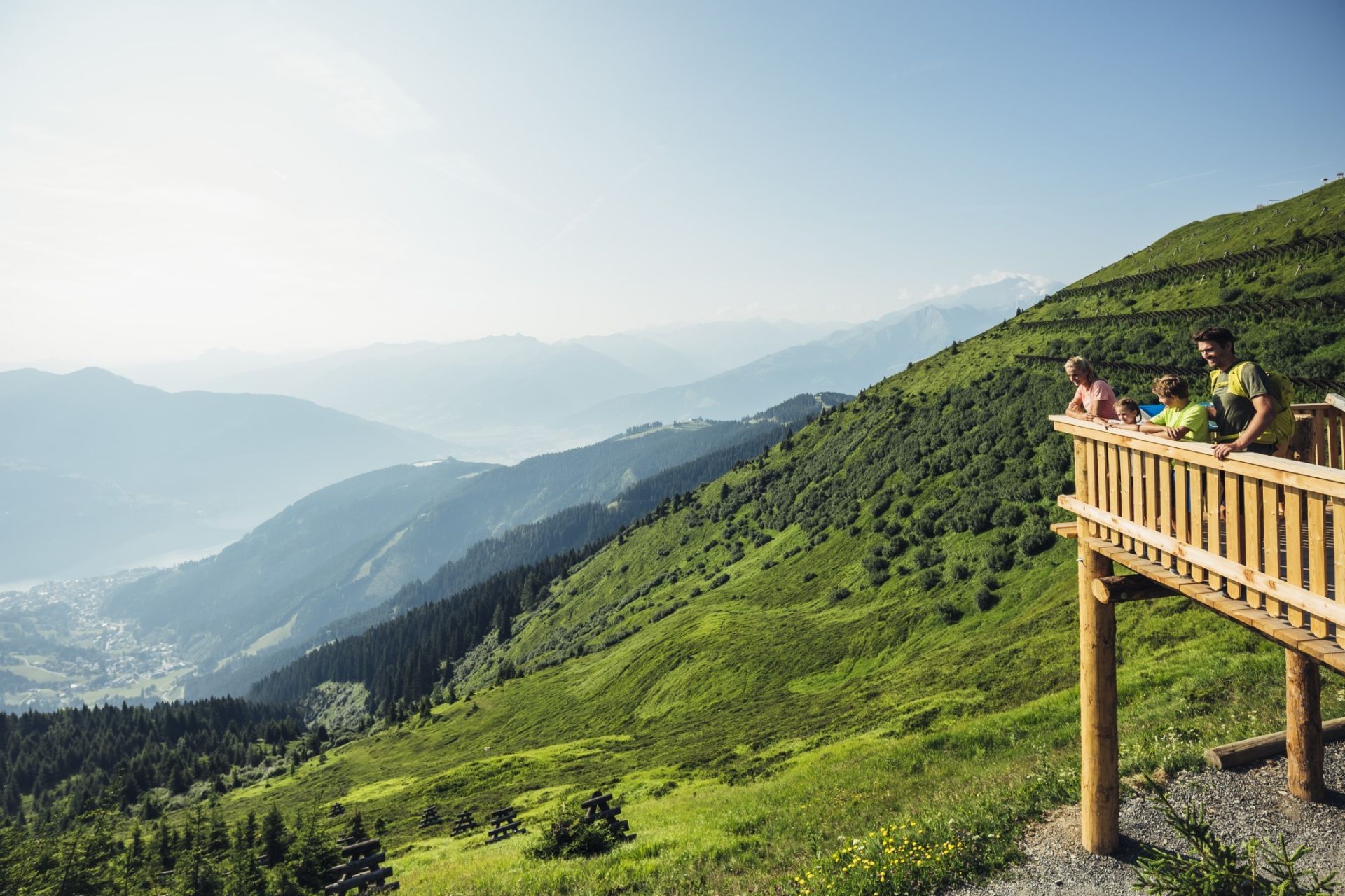 Familie auf der Aussichtsplattform der Schmittenhöhe über Zell am See