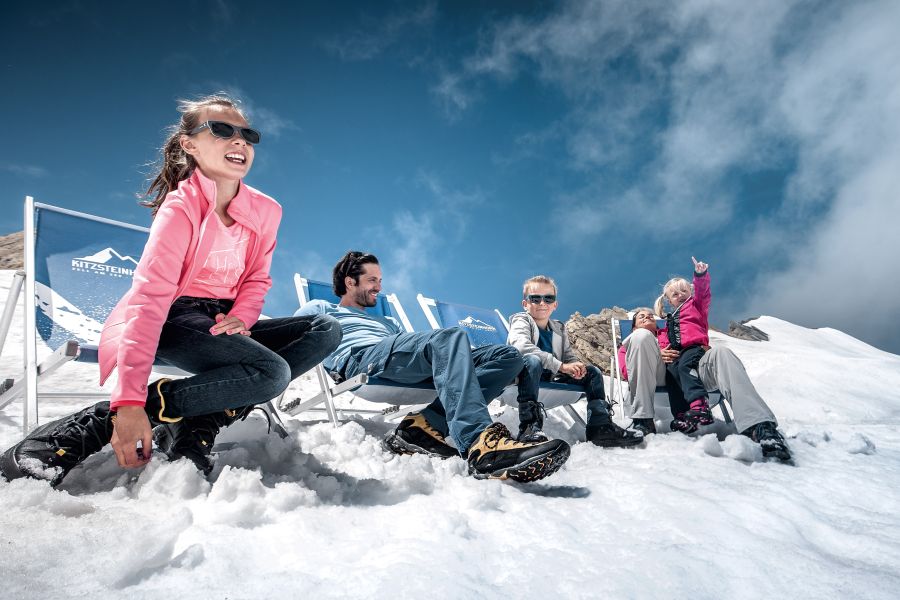 Familie bei einer Pause im Schnee am Kitzsteinhorn