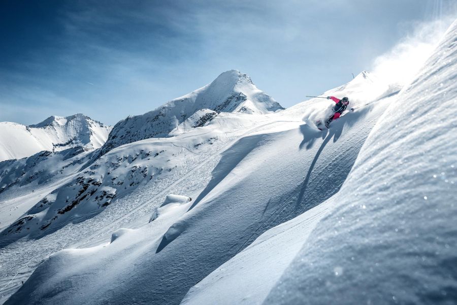Skifahrer bei einer Tiefschneeabfahrt am Kitzsteinhorn