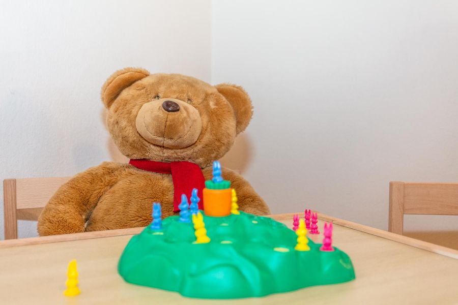 Spielbereich mit Teddy und Bausteinen im Stoffenhof