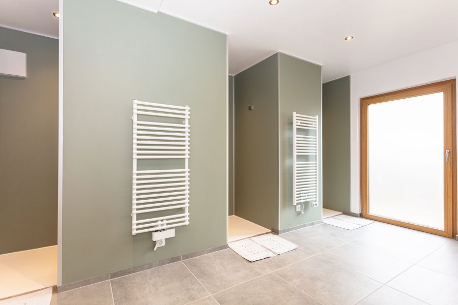 Badezimmer mit Dusche und Waschbecken in der Ferienwohnung Stoffenhof