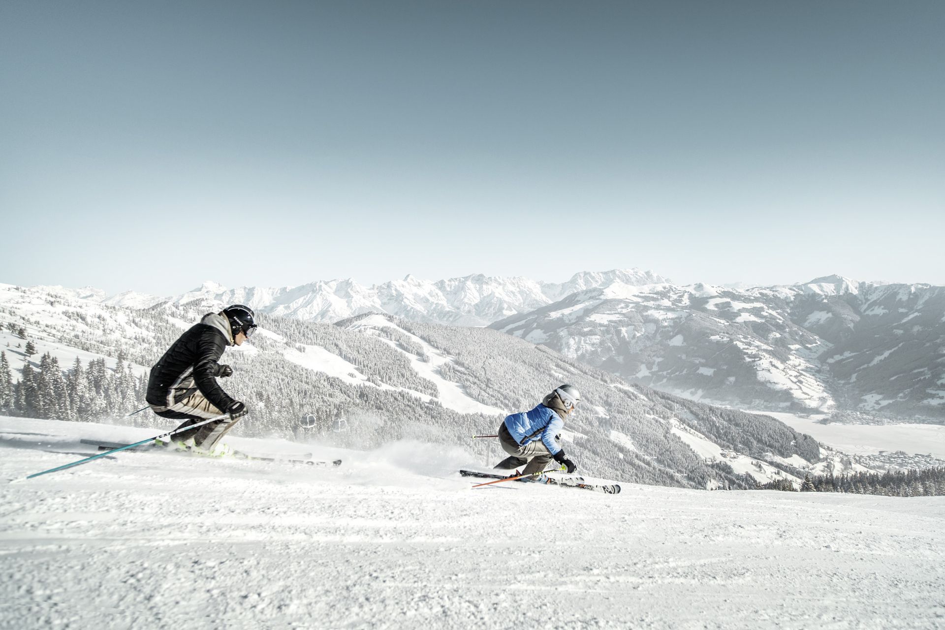 Skifahrer auf der Schmittenhöhe mit Blick auf Zell am See