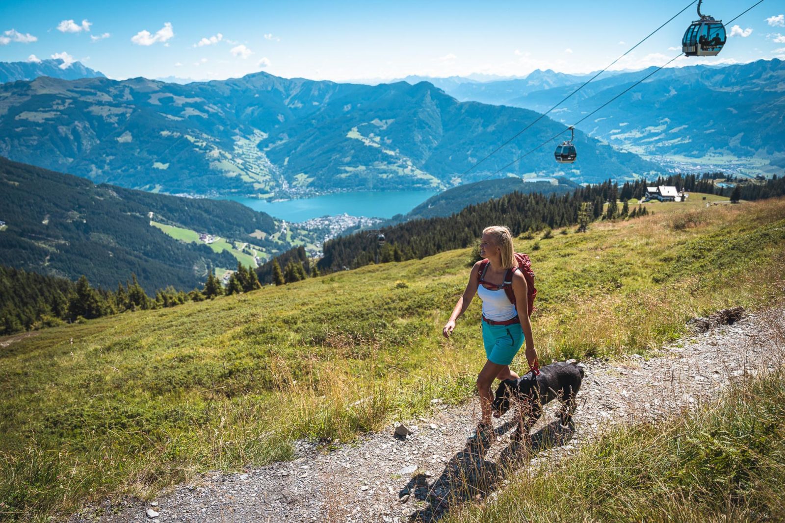 Wanderin mit Hund auf der Schmittenhöhe über Zell am See