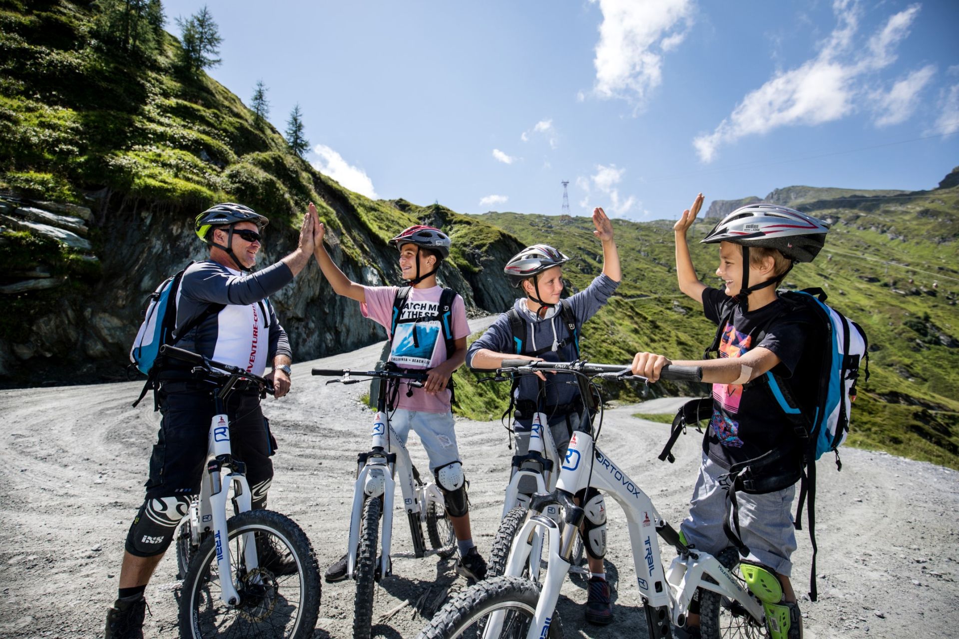 Familie mit Mountainbikes bei einer Pause in den Bergen