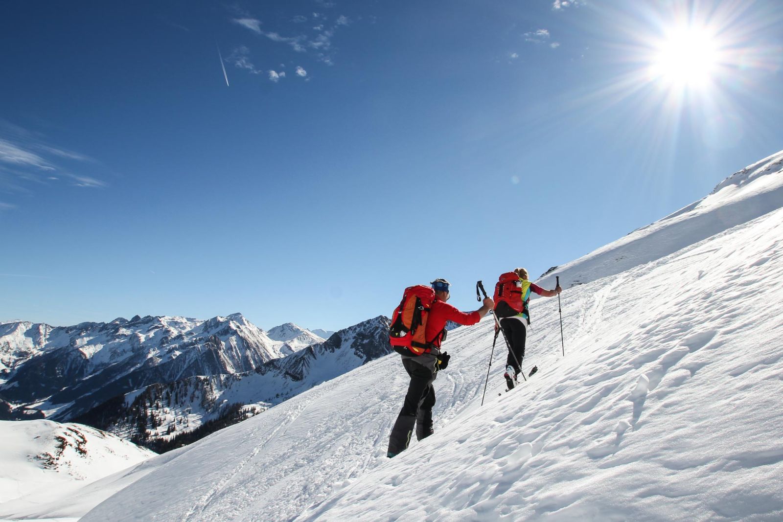Tourenskigeher beim Aufstieg Richtung Gipfel