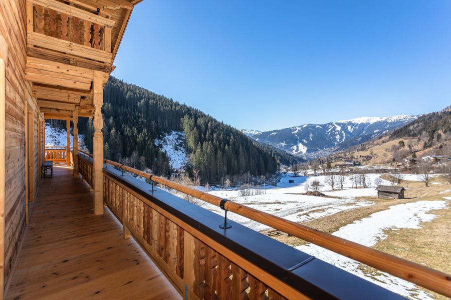Balkon mit Aussicht auf Thumersbach und die Berge